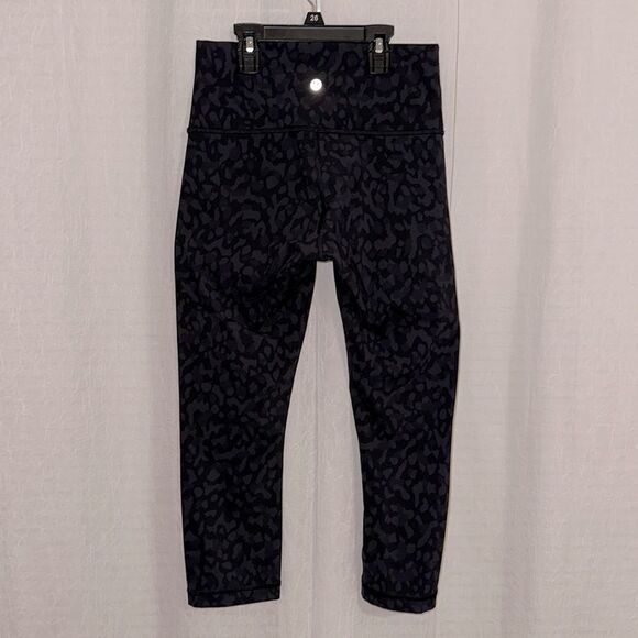 lululemon 6 21” Black Gray Camouflage Athletic Workout Crop Legging - Picture 2 of 8